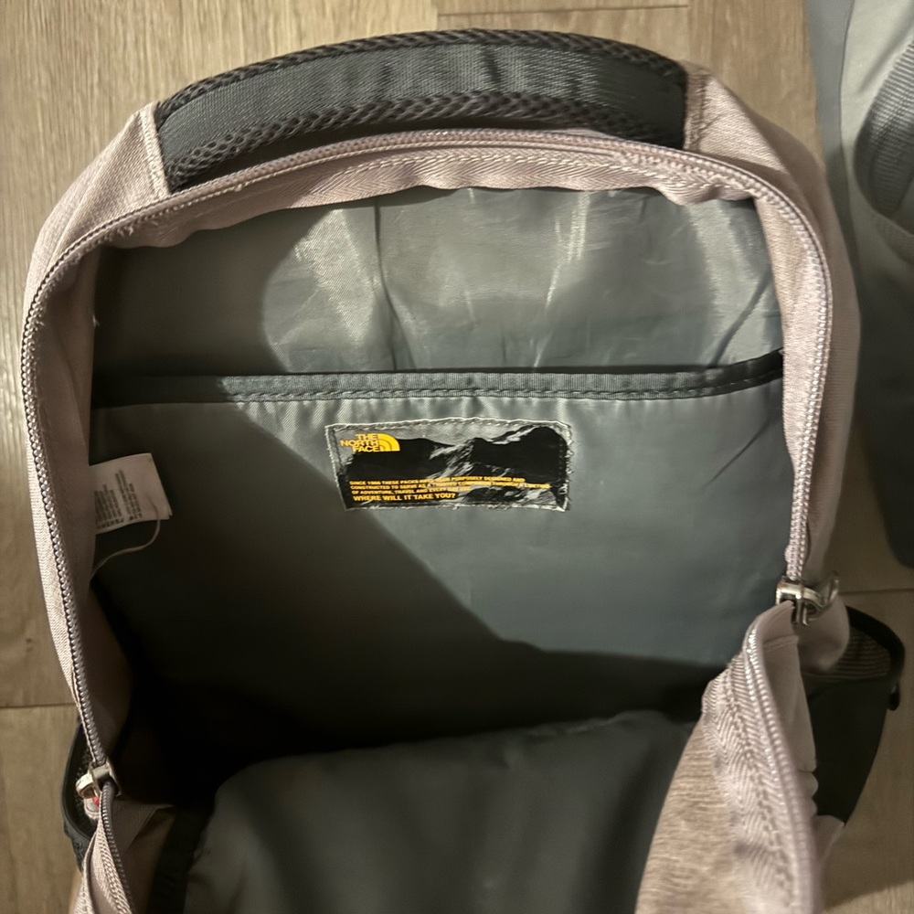 The North Face women’s Backpack - Picture 3 of 4